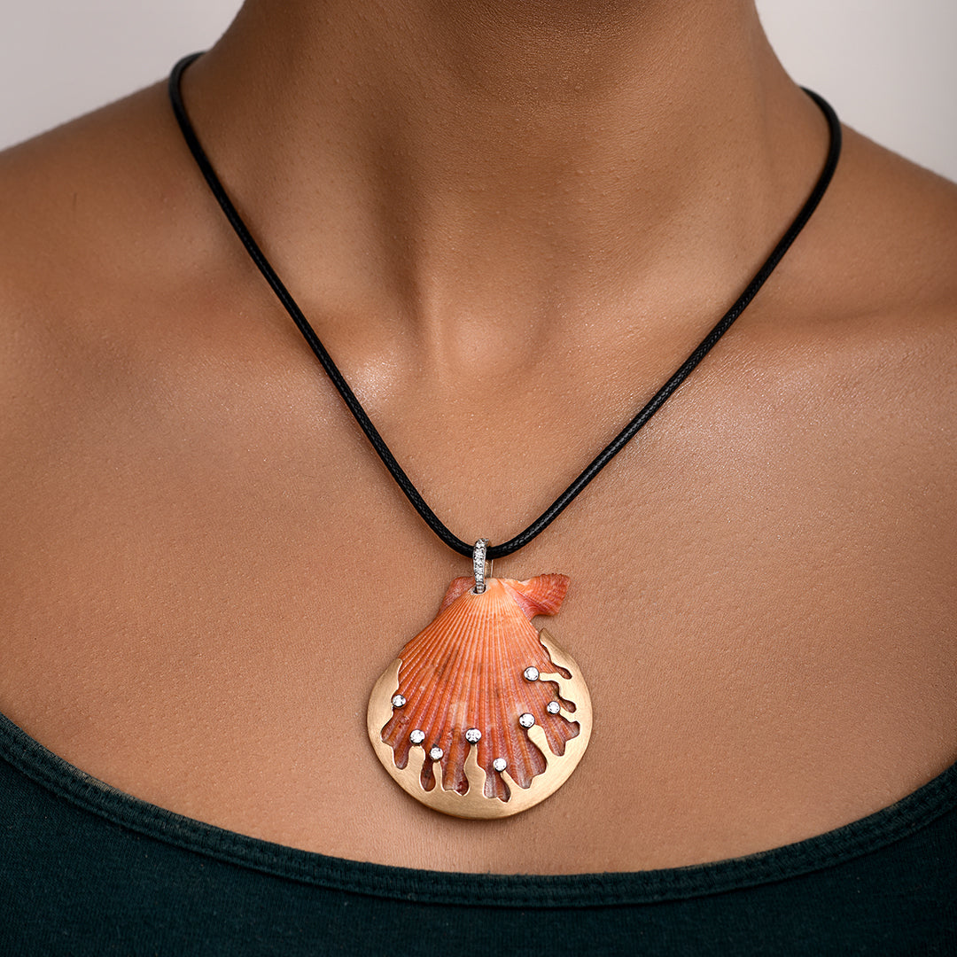 RED OCHRE SHELL PENDANT – Fine Jewellery - Main Image